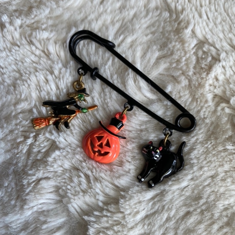 HALLOWEEN Charm Pin Brooch - Picture 3 of 7